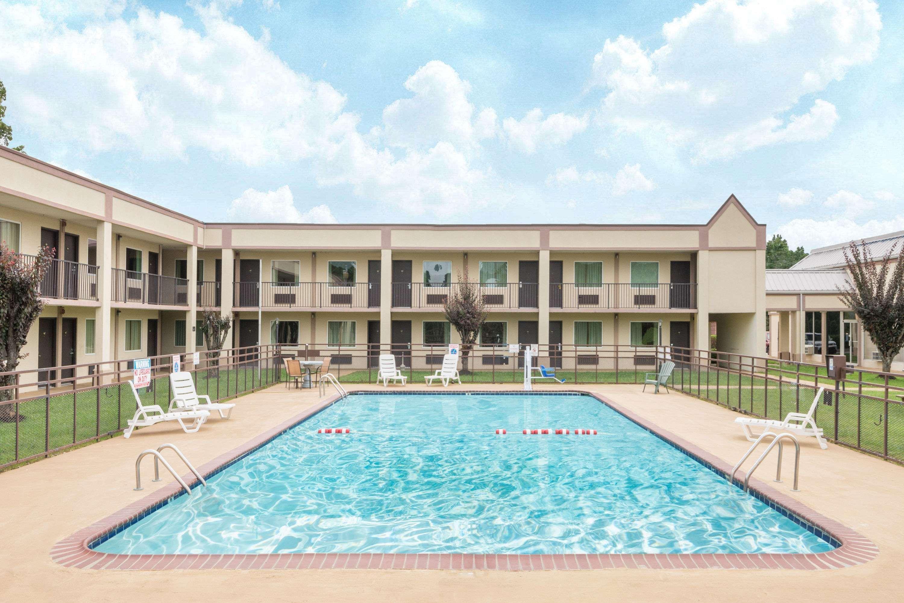 Super 8 By Wyndham Williamsburg Motel Exterior photo